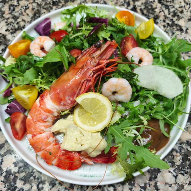 Salade de Crevettes XXL du Restaurant Côté Fontaine à Venasque